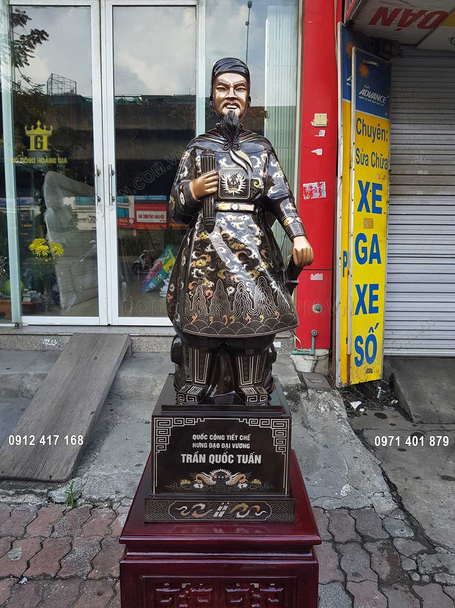 Ng&agrave;i được đ&uacute;c theo d&aacute;ng đứng v&ocirc; c&ugrave;ng oai nghi&ecirc;m với tay phải cầm cuốn thư, tay tr&aacute;i cầm kiếm